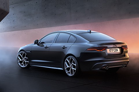 Jaguar přichází s modely XE a XF v provedení 300 Sport