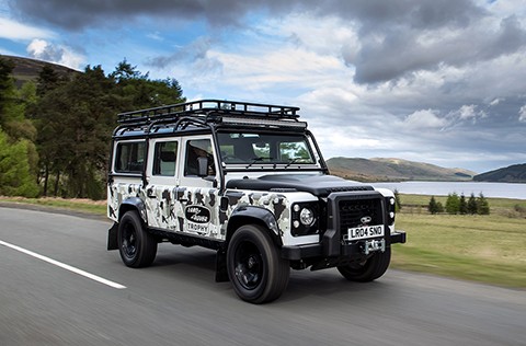 Land Rover představuje expedicemi inspirovanou limitku LR Classic Defender Works V8 Trophy II