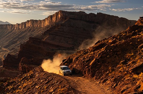 Land Rover představuje nový vysoce výkonný Defender OCTA