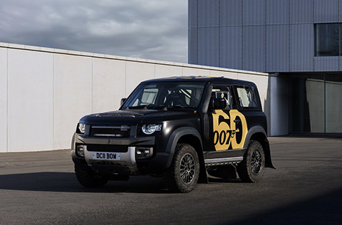 Land Rover slaví 60 let bondovek speciálním Defenderem upraveným pro rallye