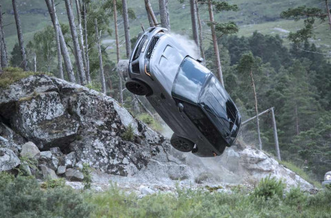 Nové záběry ze zákulisí ukazují, jak se Range Rover Sport připravoval na účinkování v nové bondovce